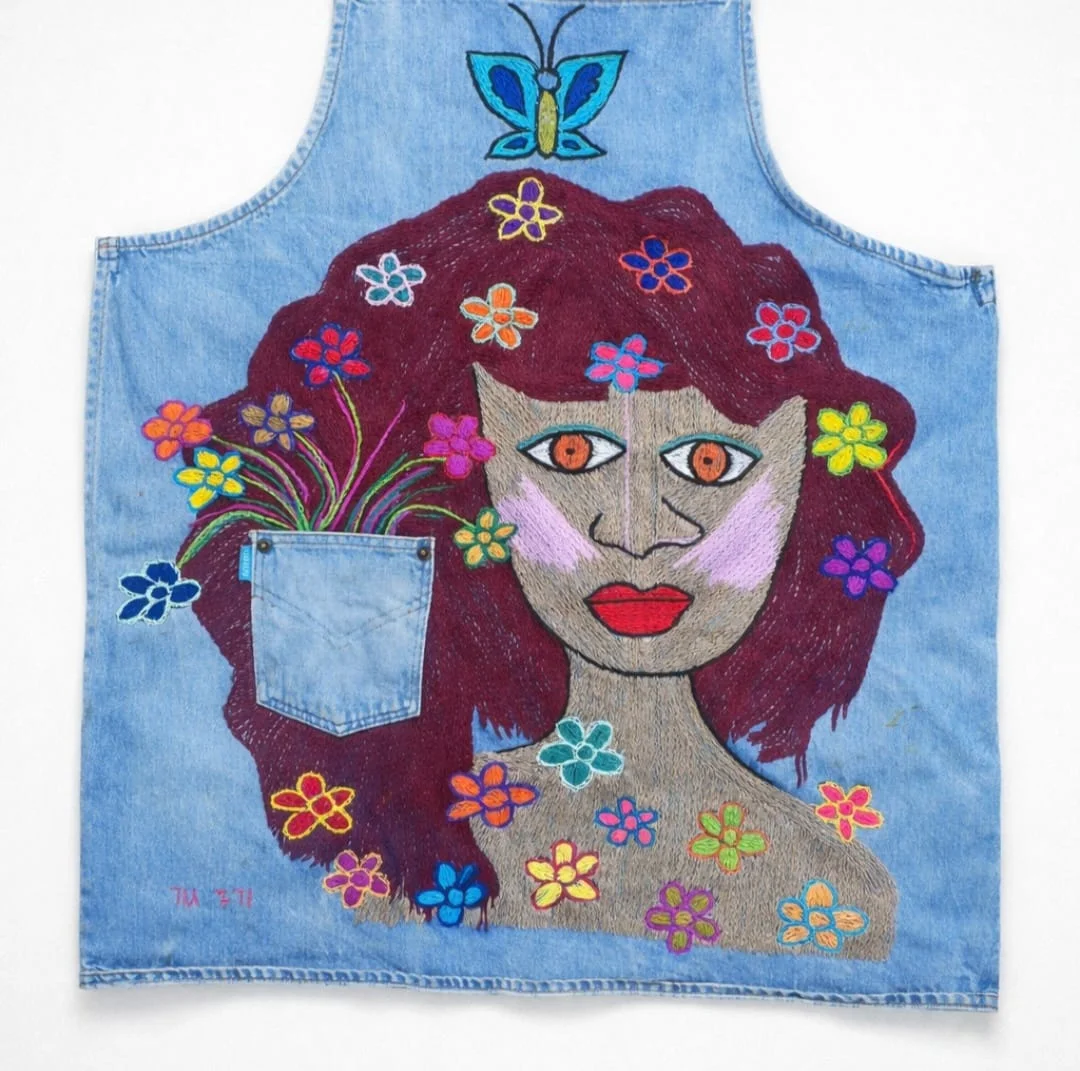 אישה ופרפר כחול